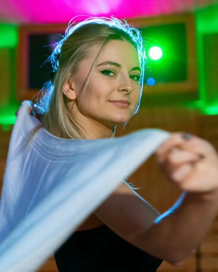Justyna, instruktorka bachaty, podczas kobiecej choreografii