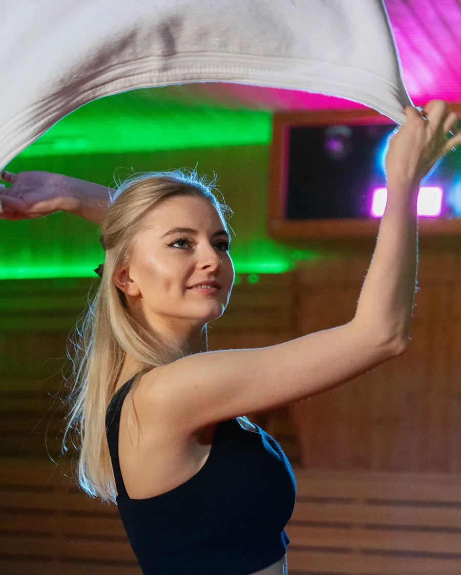 Justyna prezentująca płynność ruchu i kobiecy styling